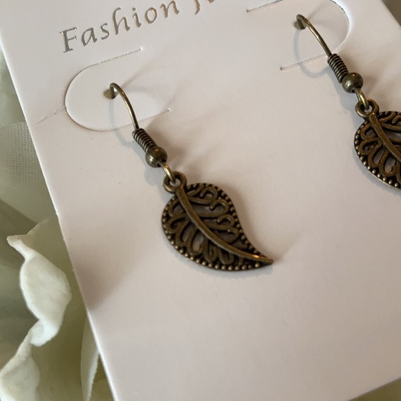 🛍️Dainty Leaf Accent Earrings🛍️3for$13!🛍️ - Picture 2 of 3